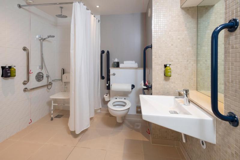 Standard Twin Room - Disability Access image 3