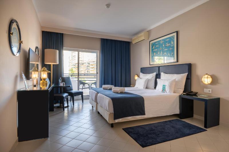 Twin Room image 1