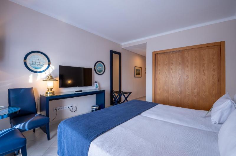 Twin Room (3 Adults) image 2