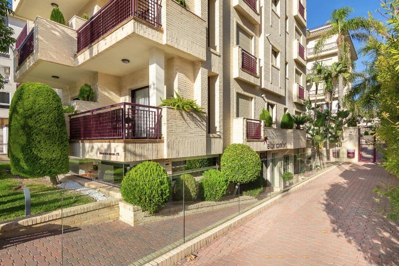 One-Bedroom Deluxe Apartment image 3