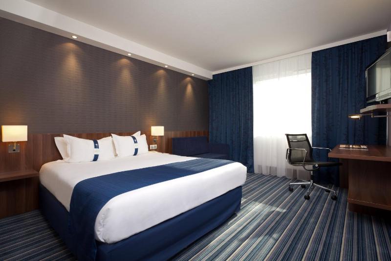 Standard King Room - Free Breakfast image 4