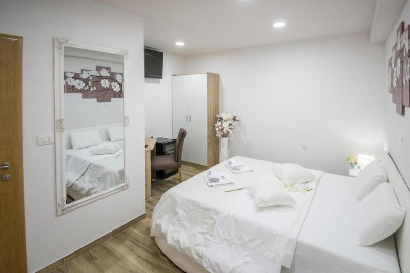 Double Room image 4