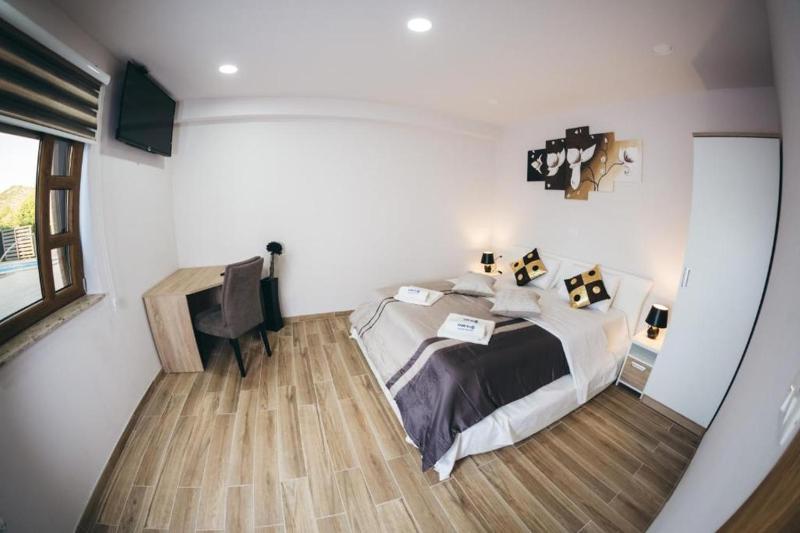 Double Room with Pool View image 1