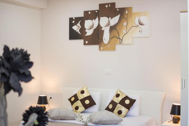 Double Room with Pool View image 4
