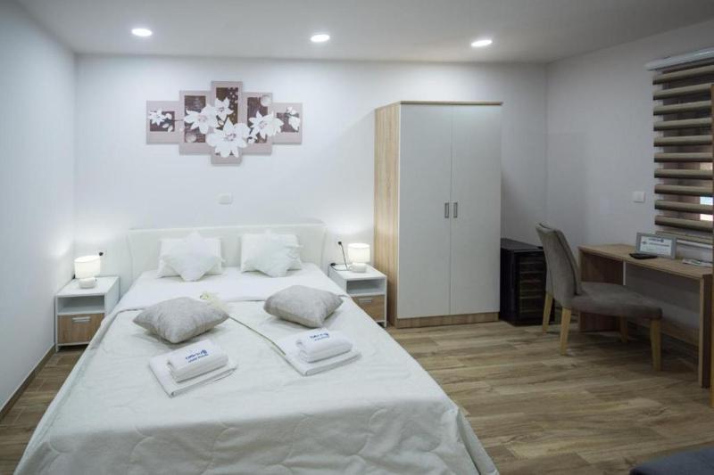 Deluxe Double Room (2 Adults + 1 Child) image 4