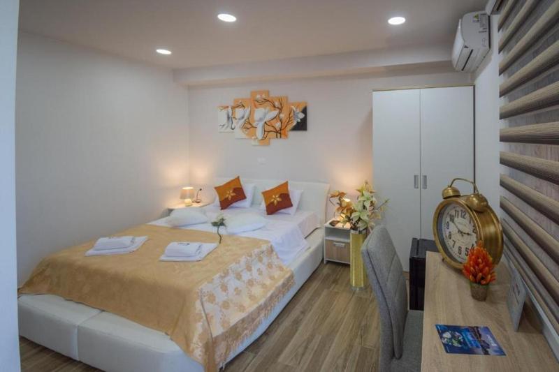 Double Room with Pool View image 4