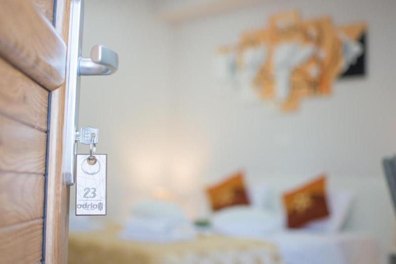 Double Room with Pool View image 3
