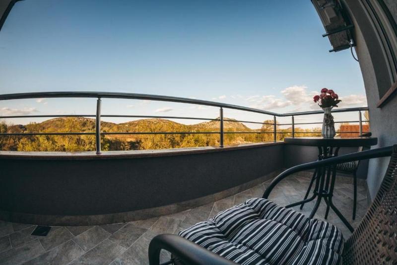 Triple Room with Pool View image 3