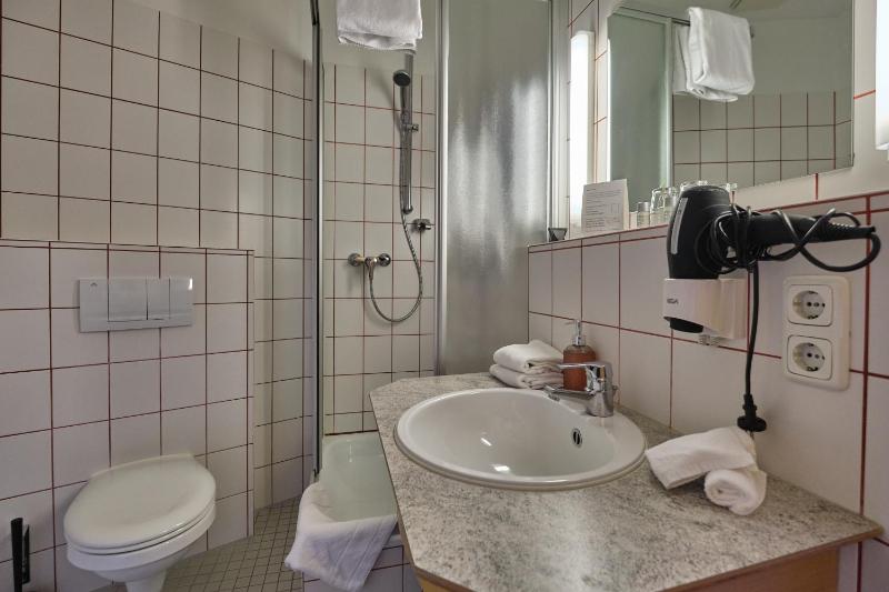 Standard Double Room image 4