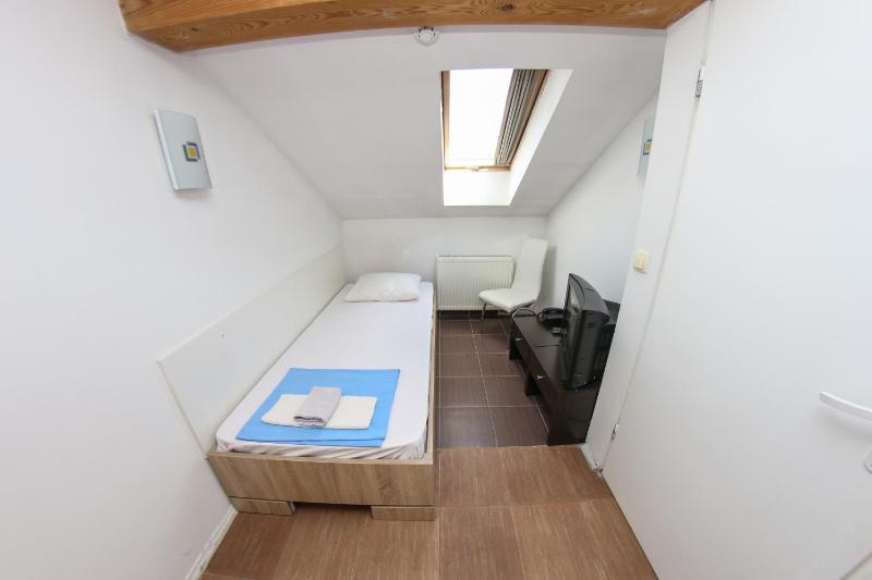 Single Room image 4