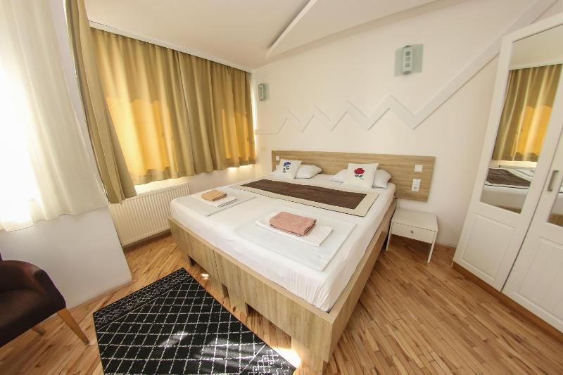 Double Room image 3