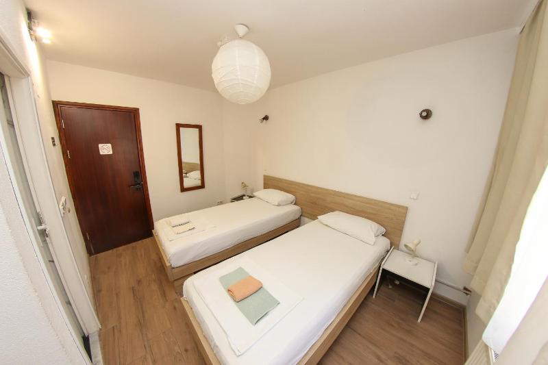 Twin Room image 4