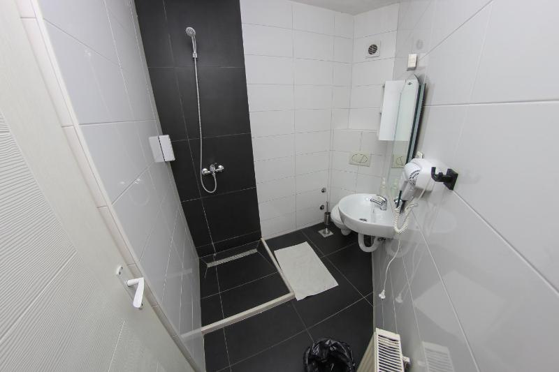 Twin Room image 3