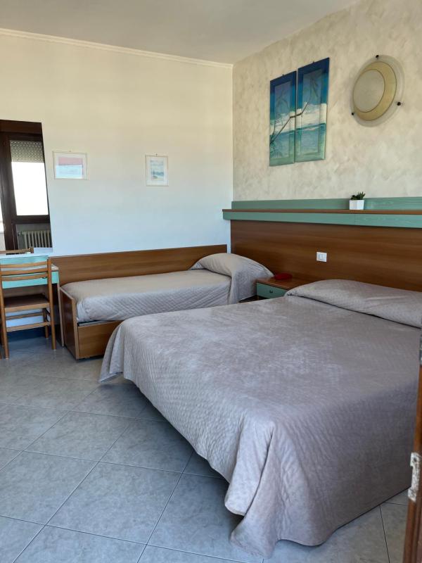 Triple Room with Sea View image 3