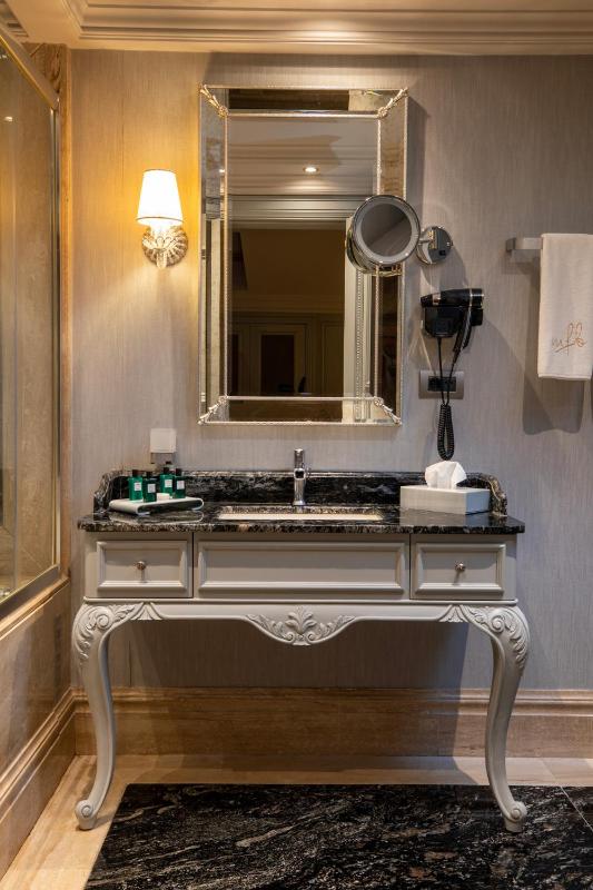 Honeymoon Suite image 4