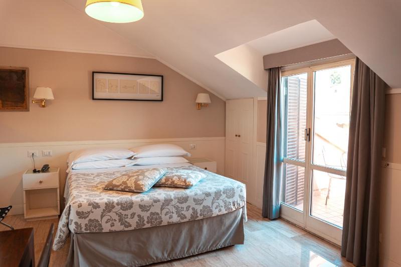 Double Room with Balcony image 3