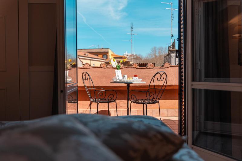 Double Room with Balcony image 2