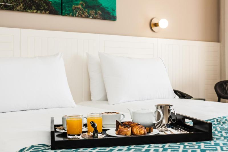 Twin Room with Balcony image 3