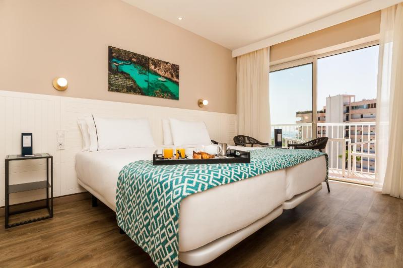 Twin Room with Balcony image 4