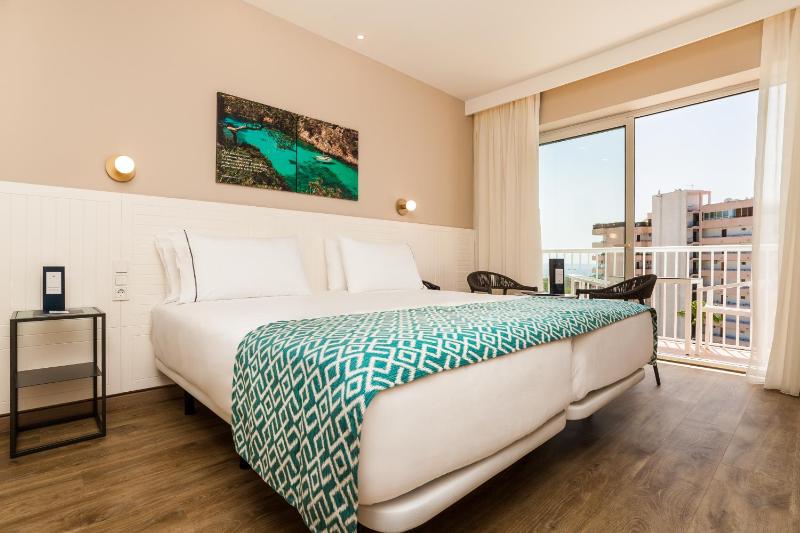 Triple Room with Sea View image 4