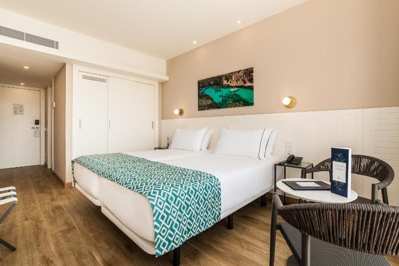 Triple Room with Balcony image 4