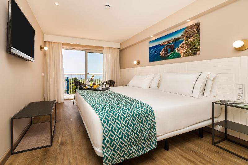 Triple Room with Balcony image 3