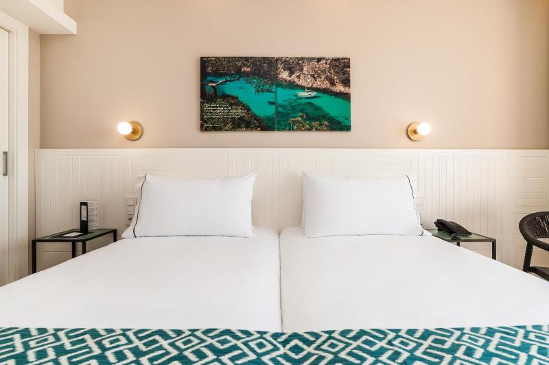 Deluxe Double Room with Balcony and Sea View image 2
