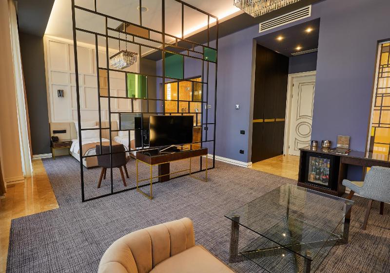 Deluxe Double or Twin Room image 3