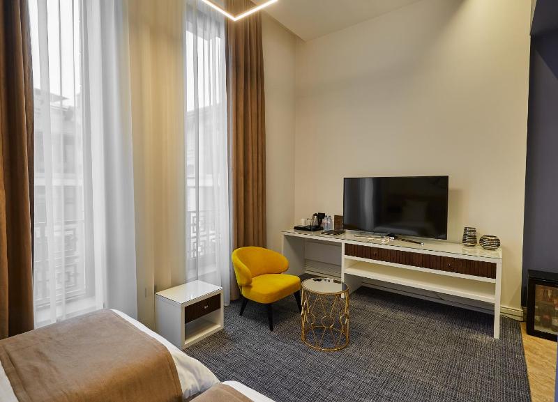 Standard Twin Room image 3
