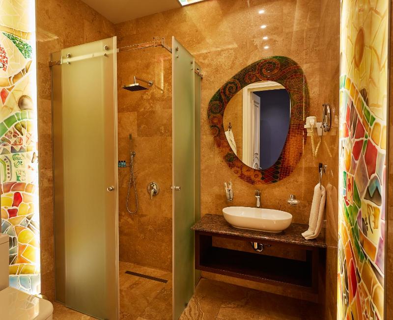 Standard Twin Room image 4