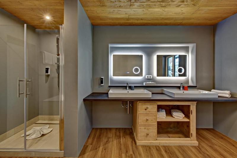 Junior Suite with Balcony image 3