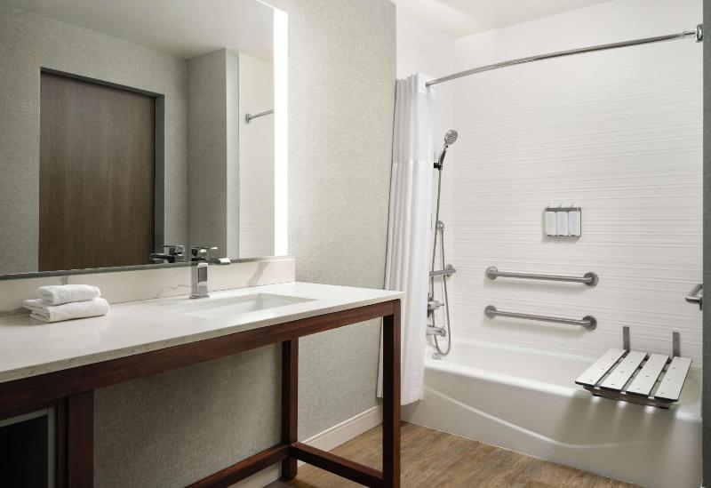 King Room with Bath Tub - Mobility and Hearing Access/Non-Smoking image 2