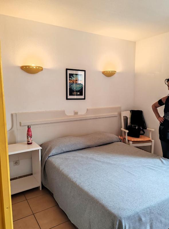 One-Bedroom Apartment - Hotel Services image 3