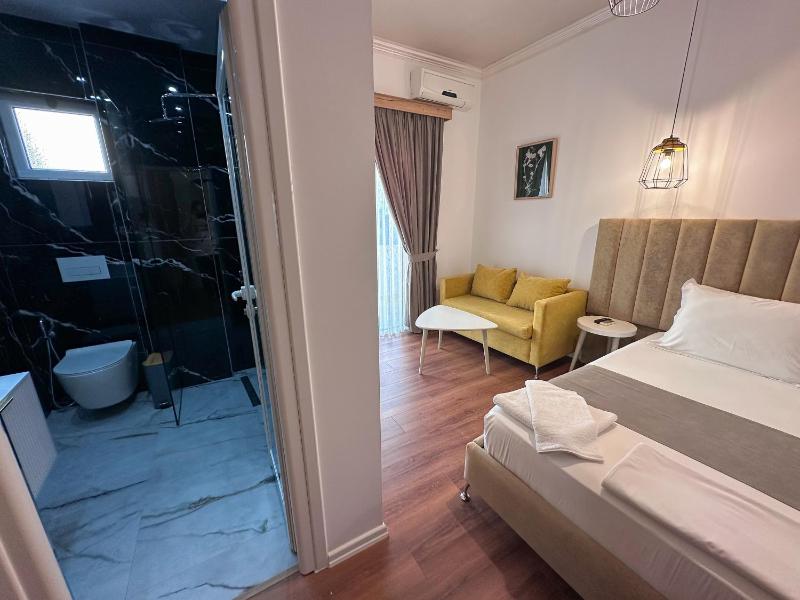 Double Room with Balcony image 3