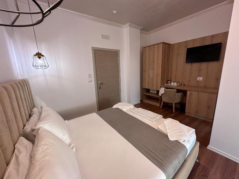 Double Room with Balcony image 4
