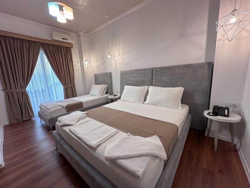 Triple Room with Balcony and Sea View image 4