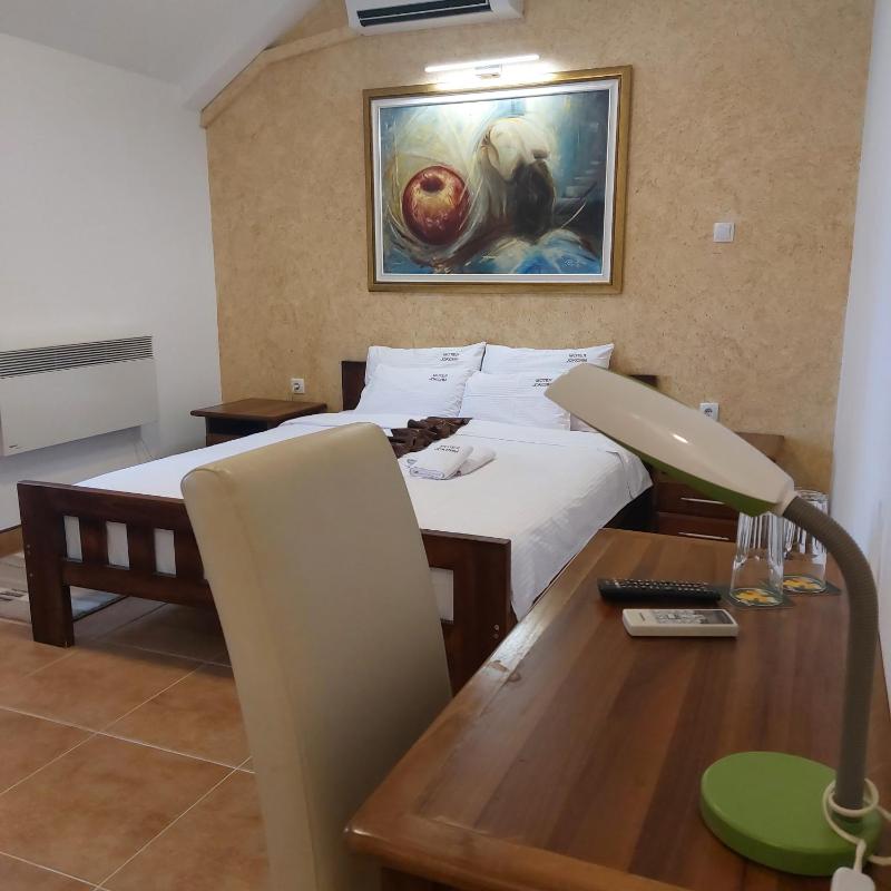 Deluxe Double Room with Shower image 2