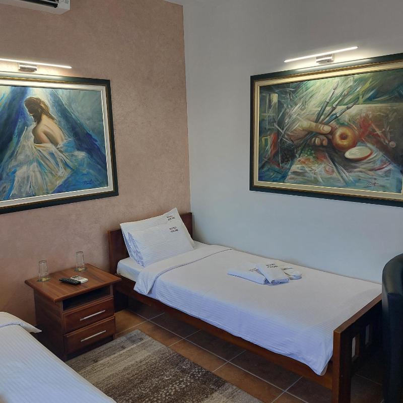 Twin Room with Bathroom image 4