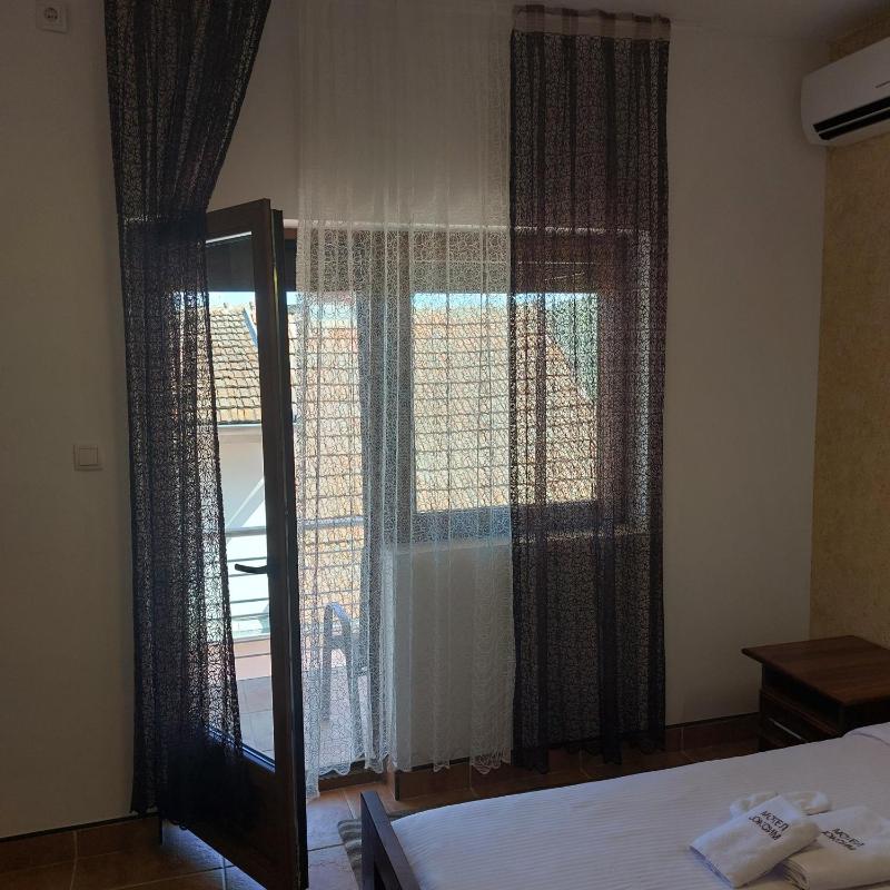 Deluxe Double Room with Balcony image 3