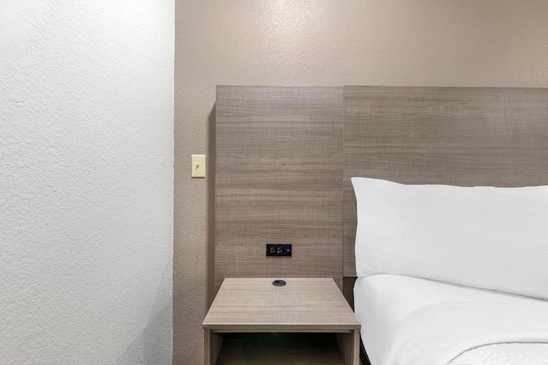 Deluxe King Room Non-Smoking image 3