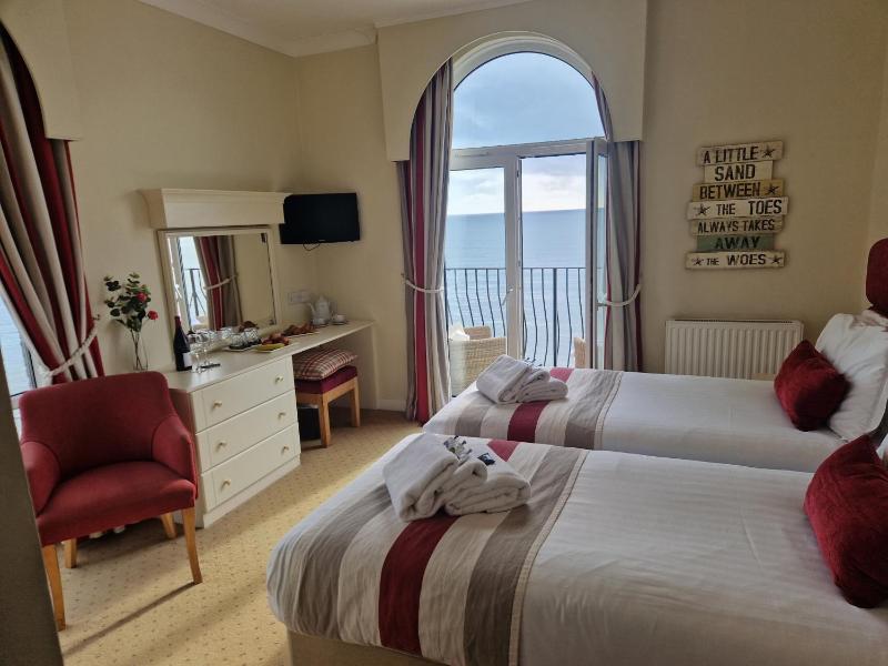 Twin Room with Sea View image 4