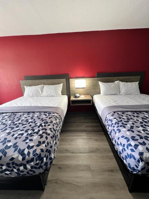 Queen Room image 2