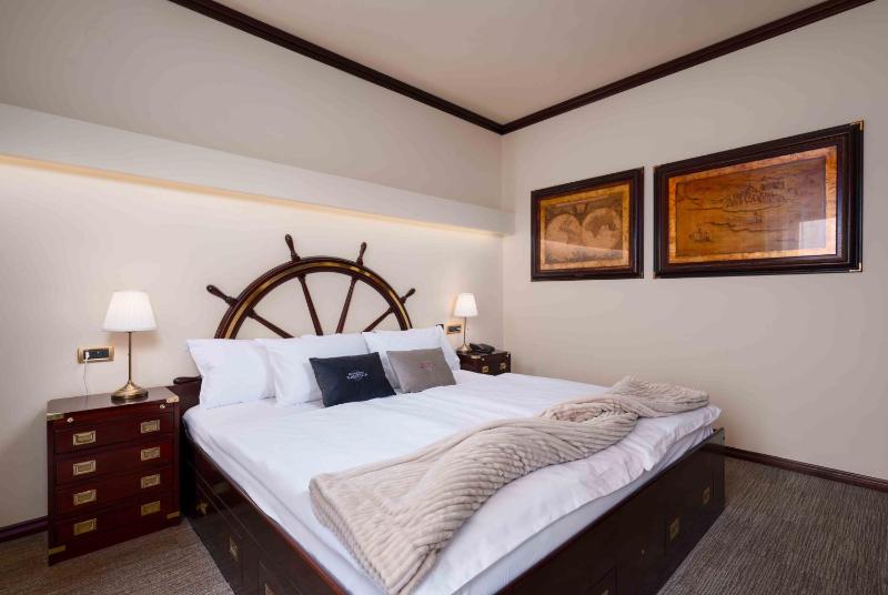 Double Room with Balcony and Park View image 4