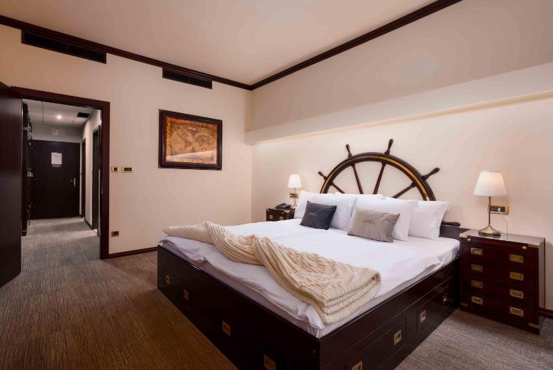 Double Room with Balcony and Park View image 3