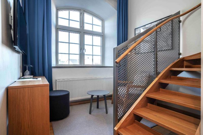 Standard Twin Room image 3
