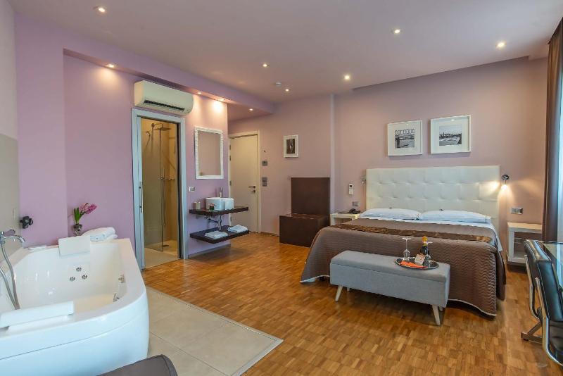 Deluxe Double or Twin Room with Spa Bath image 1