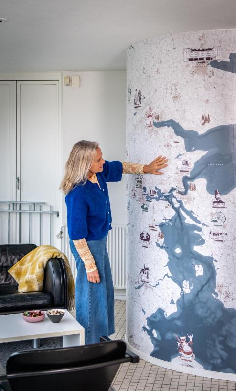 One-Bedroom Apartment with Partial Lake View image 3