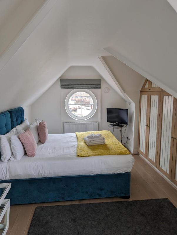 One-Bedroom Apartment image 4