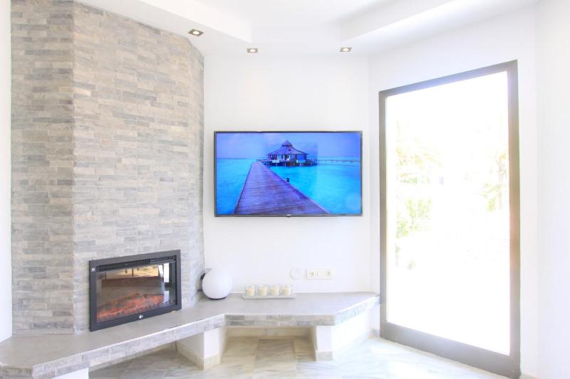 1093 modern beach apartment  huge terrace  bbq - image 9