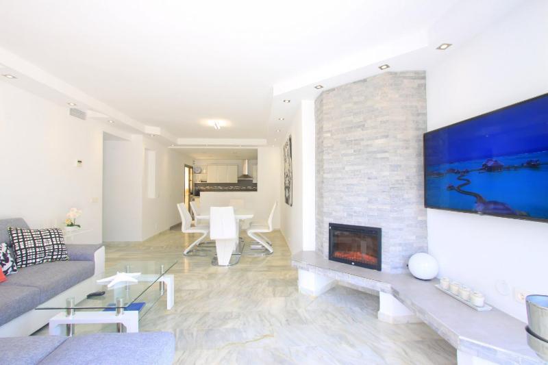 1093 modern beach apartment  huge terrace  bbq - image 10